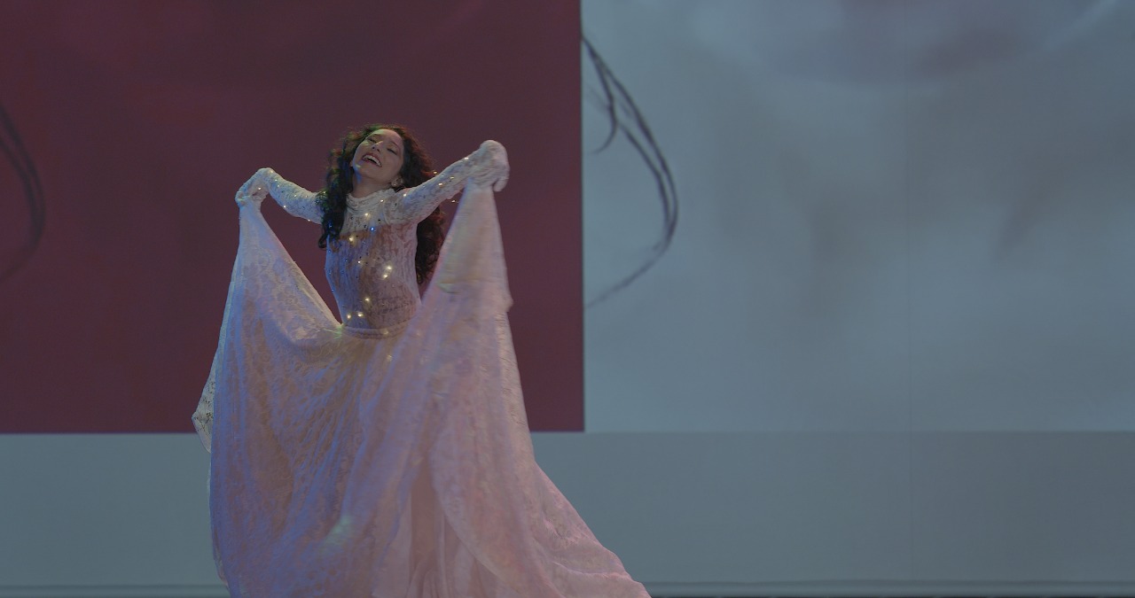 A multiartista Nyka Barros apresentou a performance Corpos Líquidos, poema autoral da artista