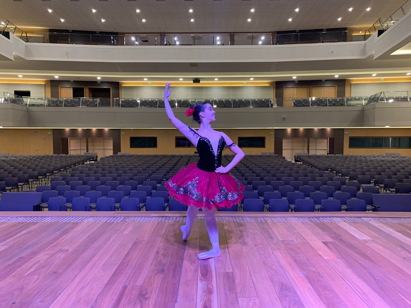 A bailarina Ana Barroso mostrou no nosso palco como o ballet encanta em cada movimento
