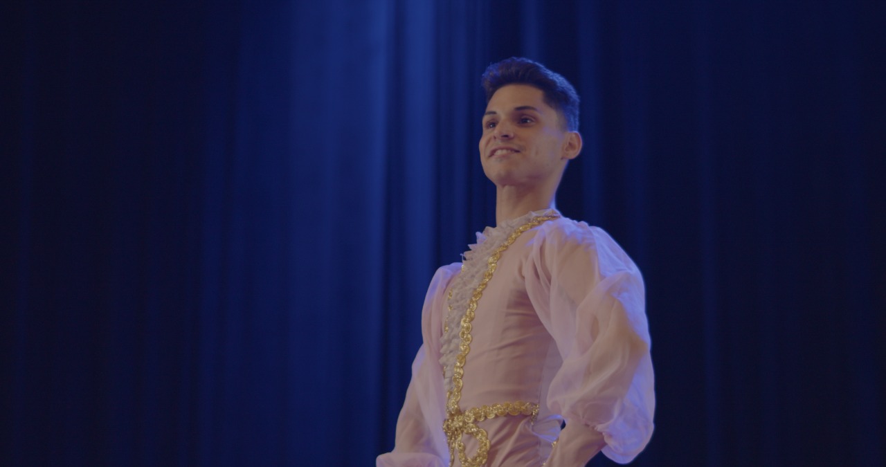 Nesta apresentação, o bailarino Gabriel Morais nos lembrou que arte também é fluidez